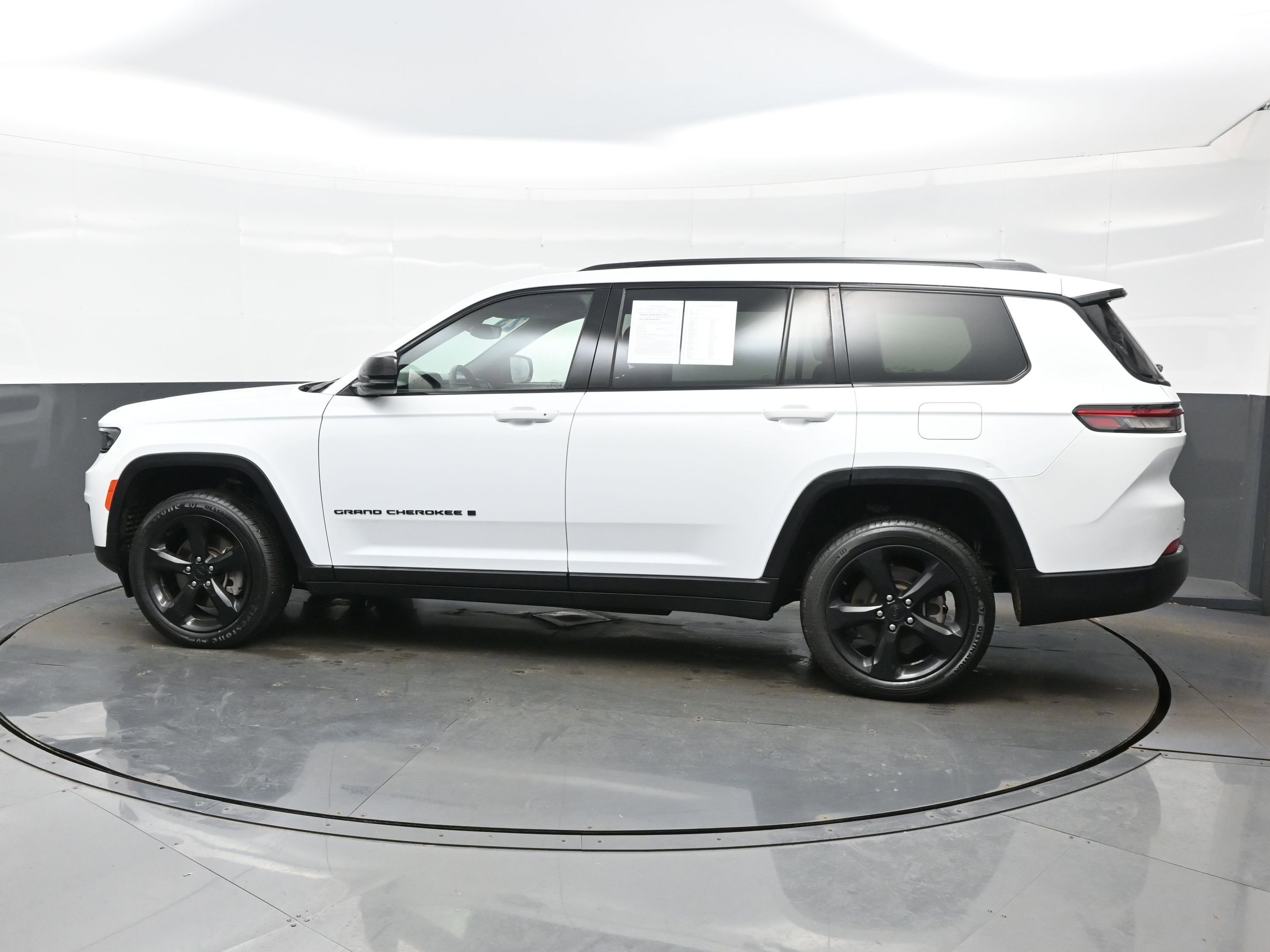 Used 2023 Jeep Grand Cherokee L Laredo image 3