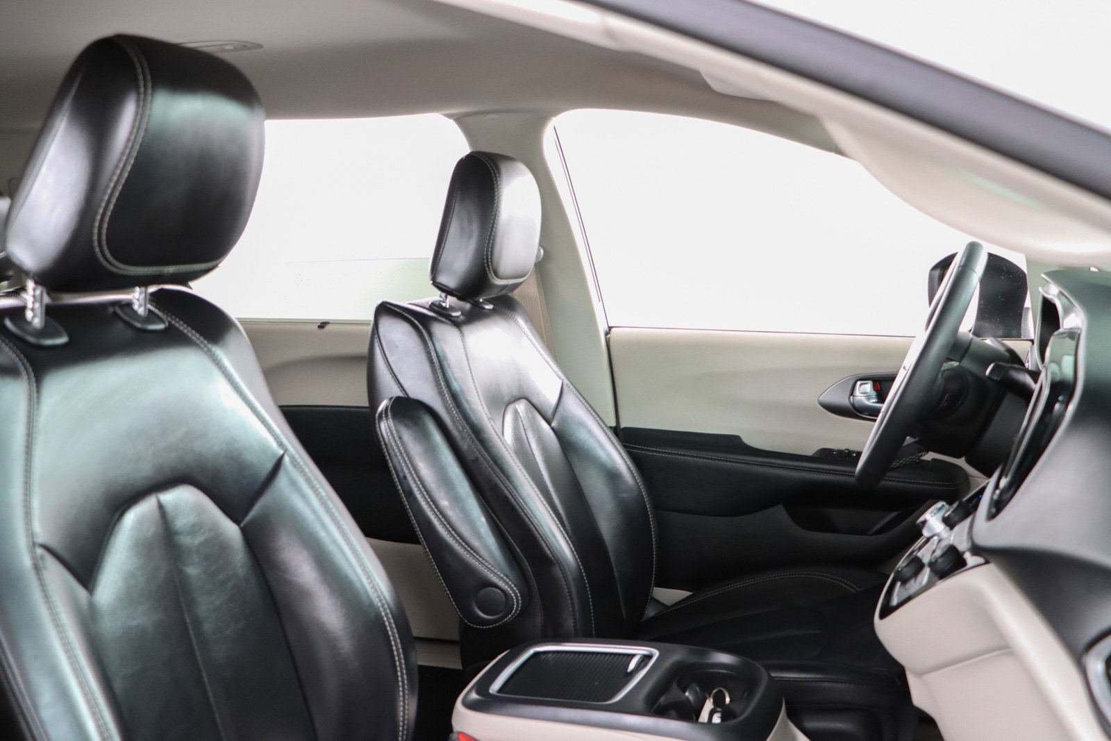 Used 2023 Chrysler Pacifica Touring-L image 27