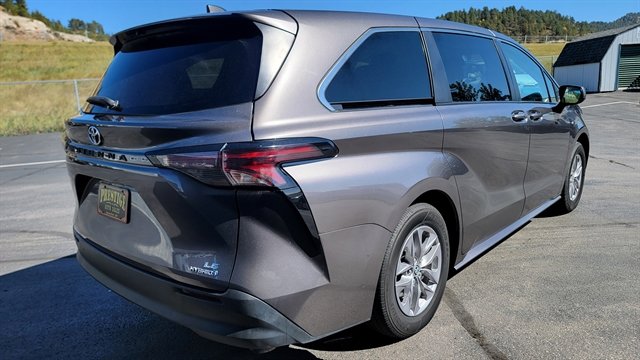 Used 2023 Toyota Sienna LE image 6
