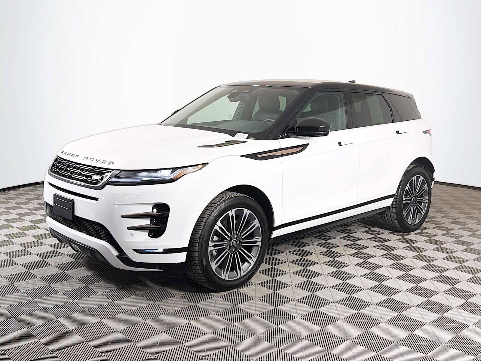 Used 2025 Land Rover Range Rover Evoque Dynamic SE AWD/4WD image 1
