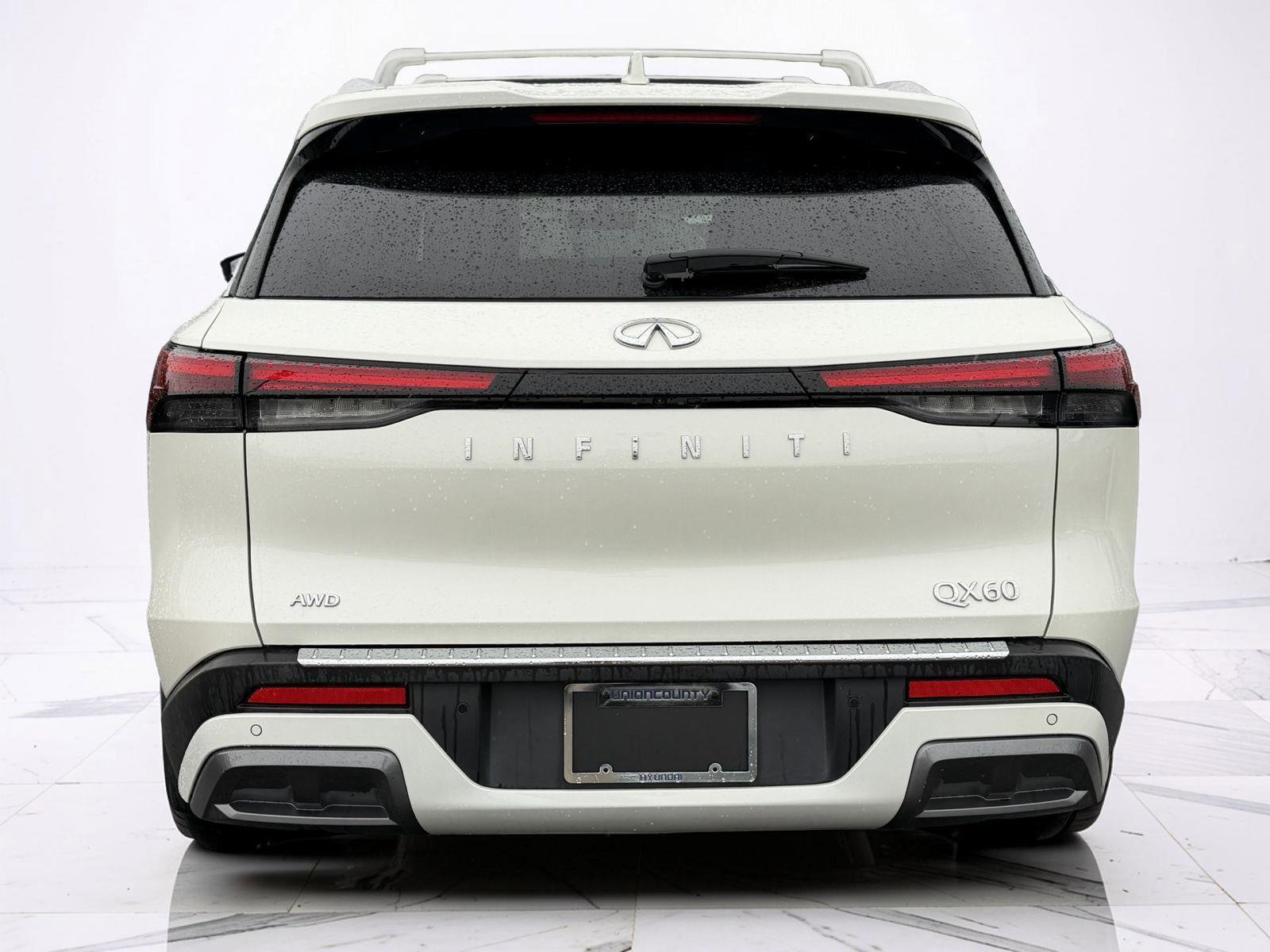 Used 2023 INFINITI QX60 Sensory w/ Vision Package AWD/4WD image 3