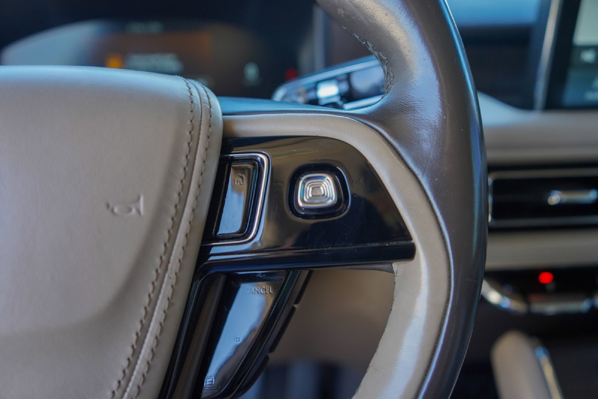 Used 2020 Lincoln Aviator Reserve w/ Equipment Group 202A image 12