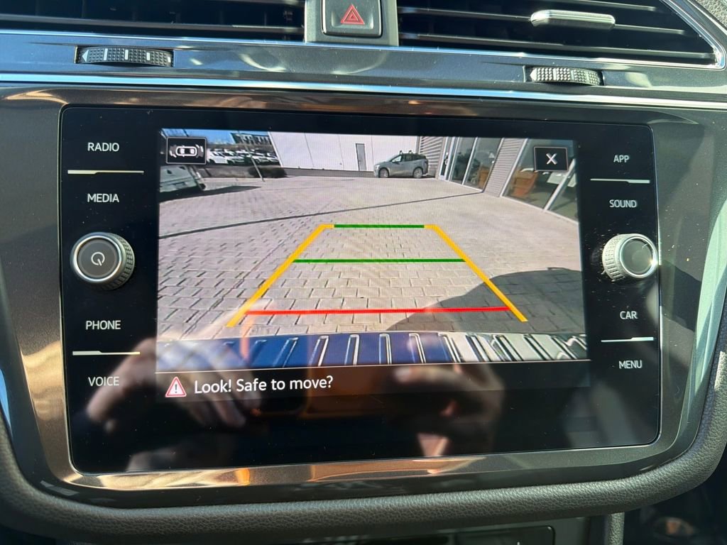 Certified 2022 Volkswagen Tiguan SE w/ Panoramic Sunroof Package image 23