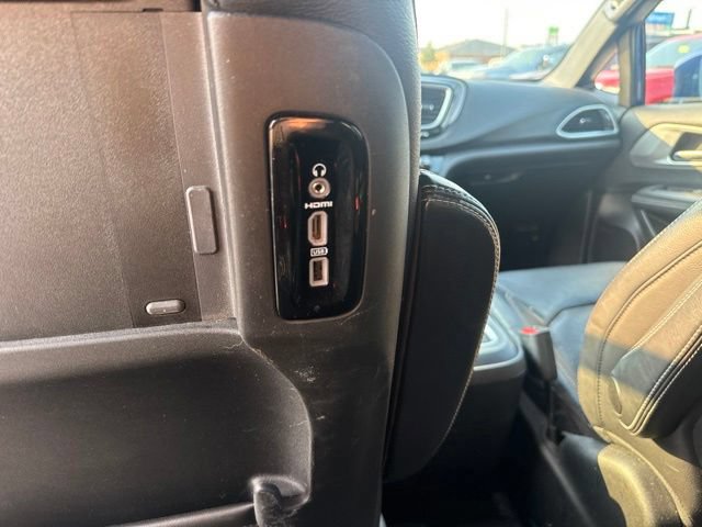 Used 2018 Chrysler Pacifica Touring-L Plus w/ Advanced Safetytec Group FWD image 26