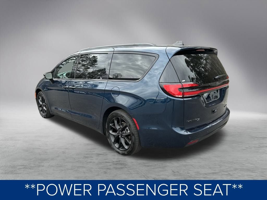 Used 2025 Chrysler Pacifica Limited image 11