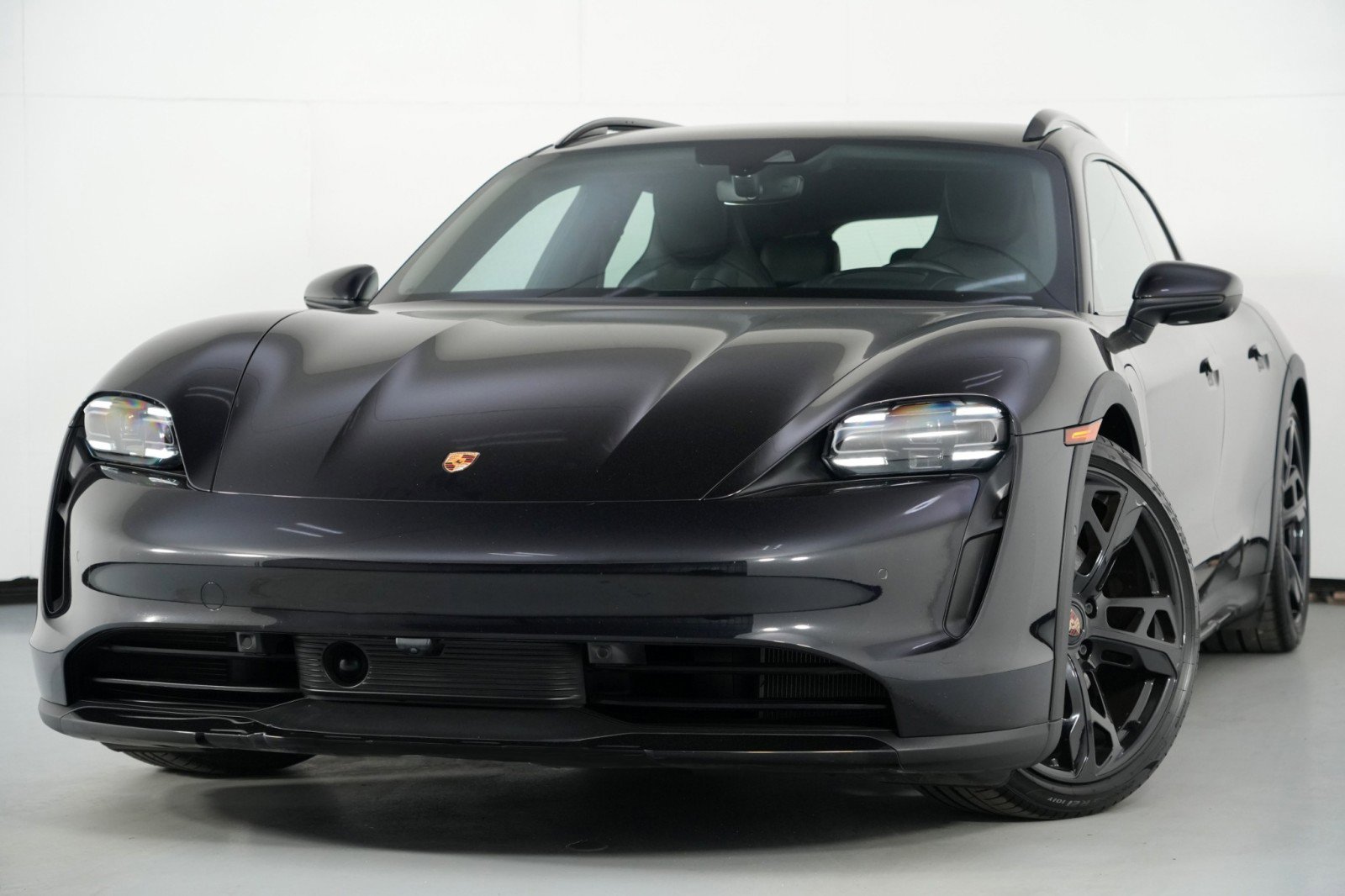 Used 2022 Porsche Taycan 4 Cross Turismo AWD/4WD image 3