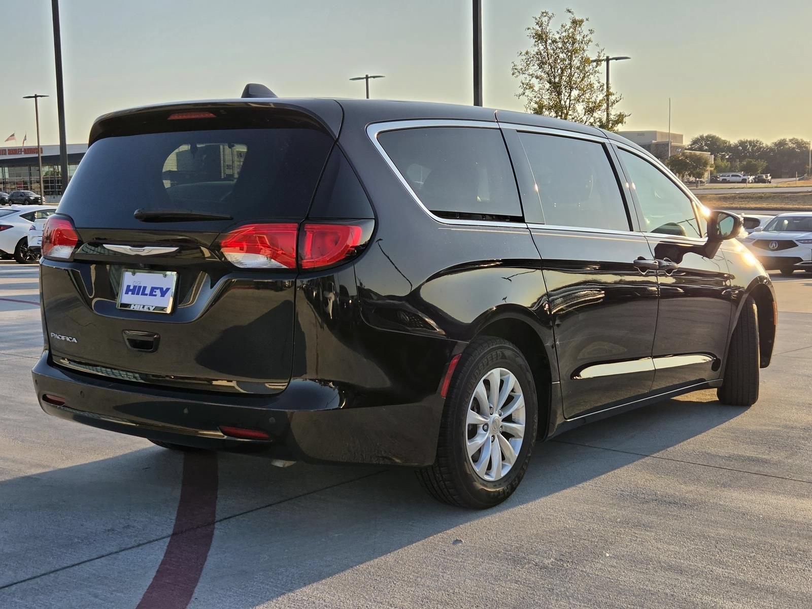 Used 2017 Chrysler Pacifica Touring w/ Tire & Wheel Group FWD image 4