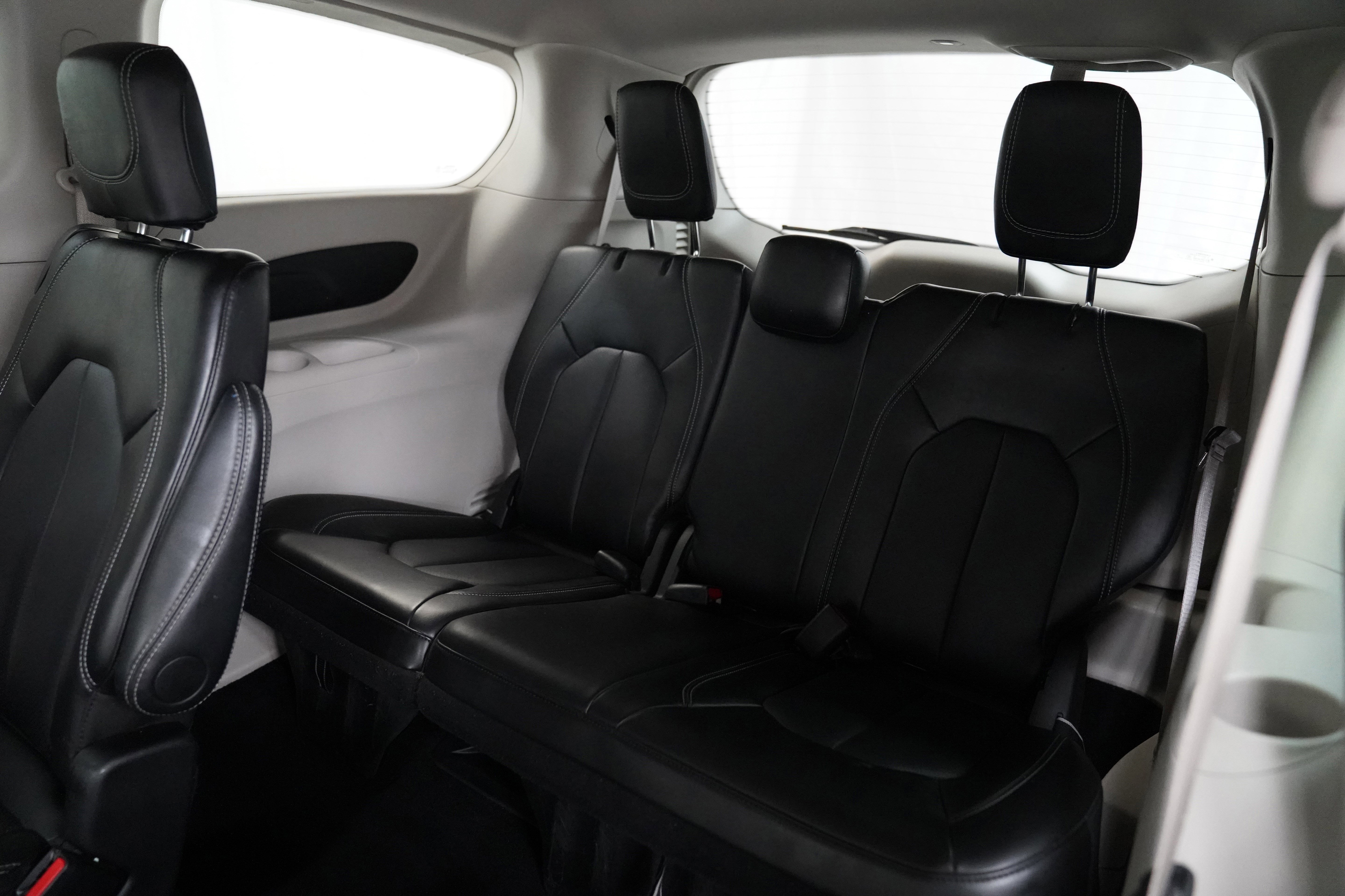 Used 2024 Chrysler Pacifica Touring-L FWD image 7