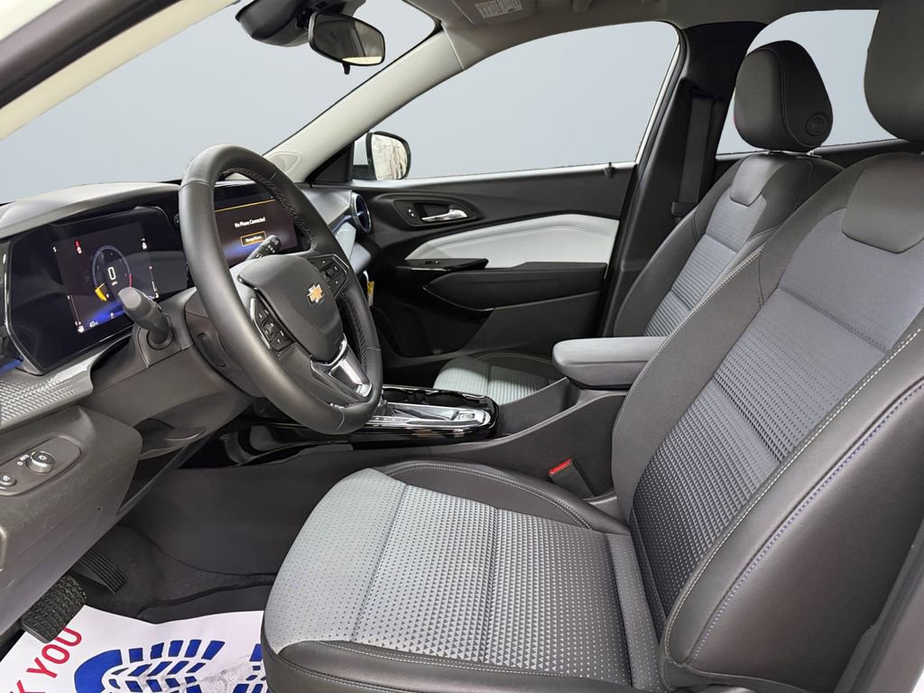Used 2025 Chevrolet Trax LT w/ Driver Confidence Package image 9