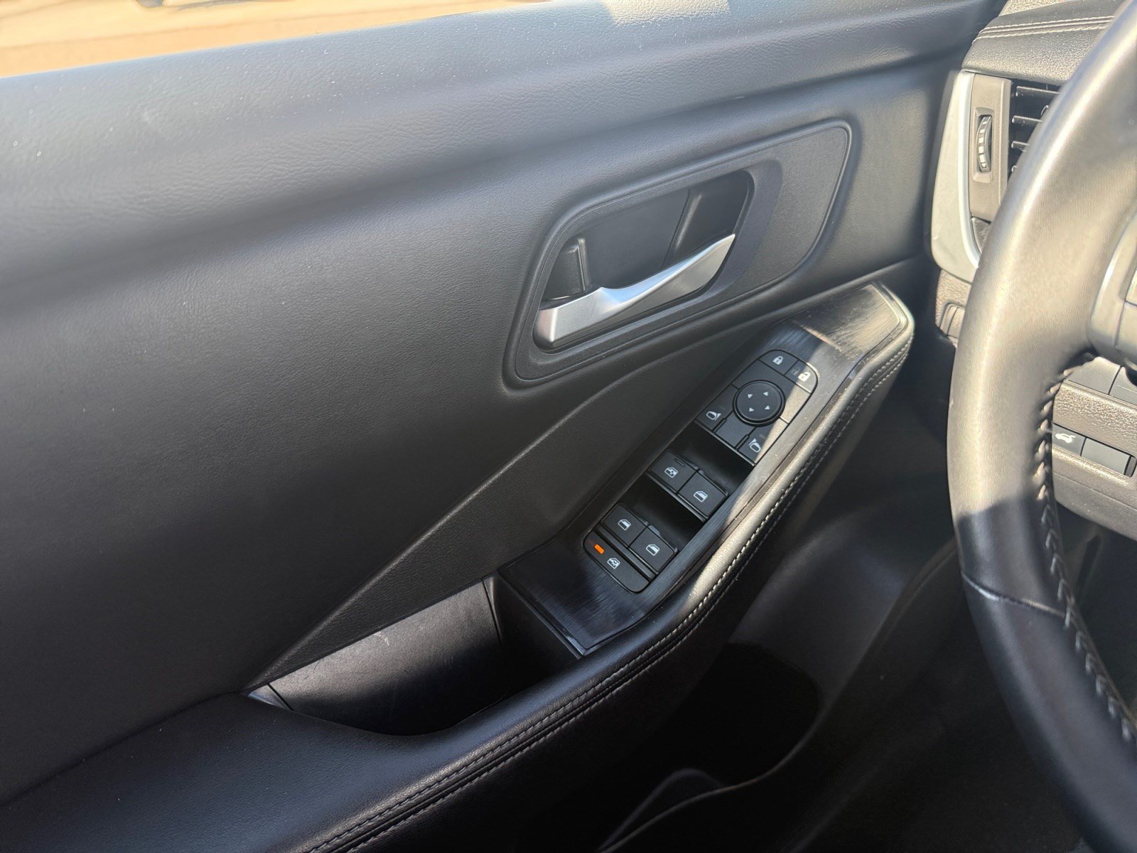 Used 2025 Nissan Rogue SV AWD/4WD image 17