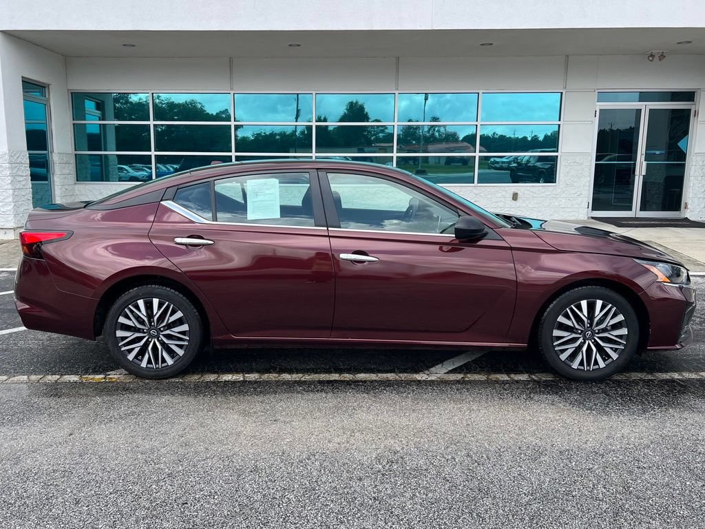 Used 2025 Nissan Altima 2.5 SV FWD image 3