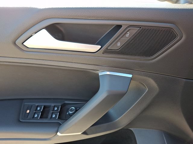 Used 2020 Volkswagen Tiguan SE AWD/4WD image 13