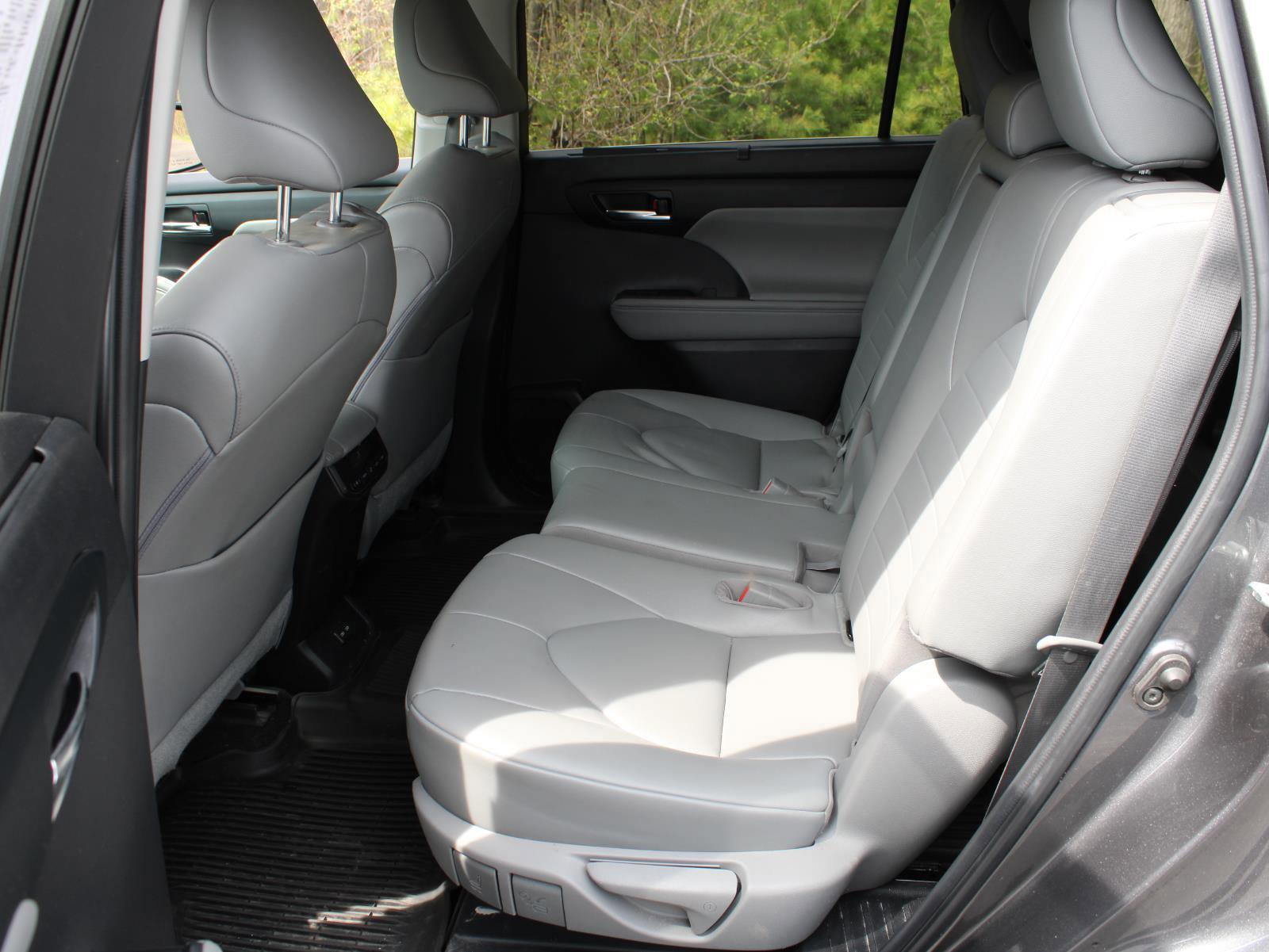 Used 2023 Toyota Highlander XLE AWD/4WD image 17