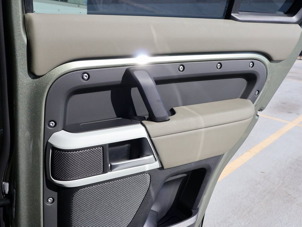 Used 2024 Land Rover Defender 110 SE image 15