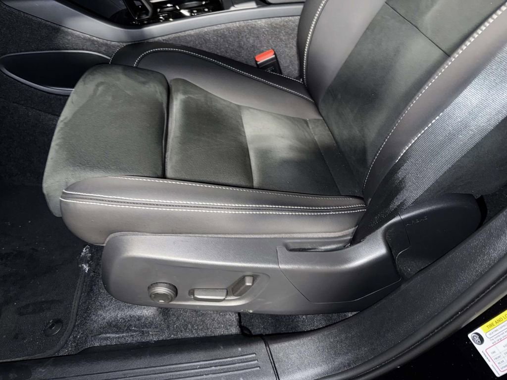 Used 2025 Volvo XC40 B5 Plus image 4