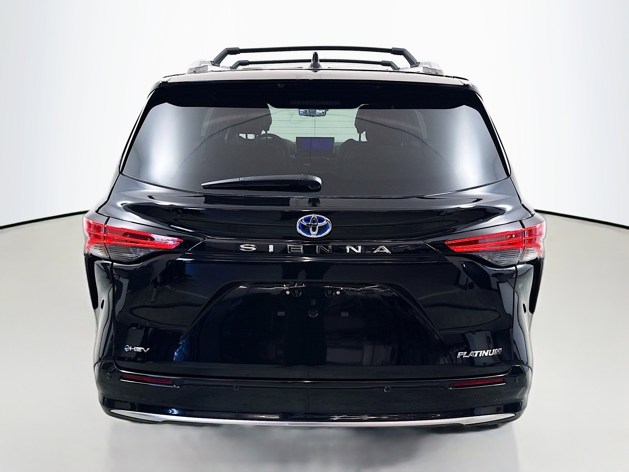 Used 2025 Toyota Sienna Platinum FWD image 6