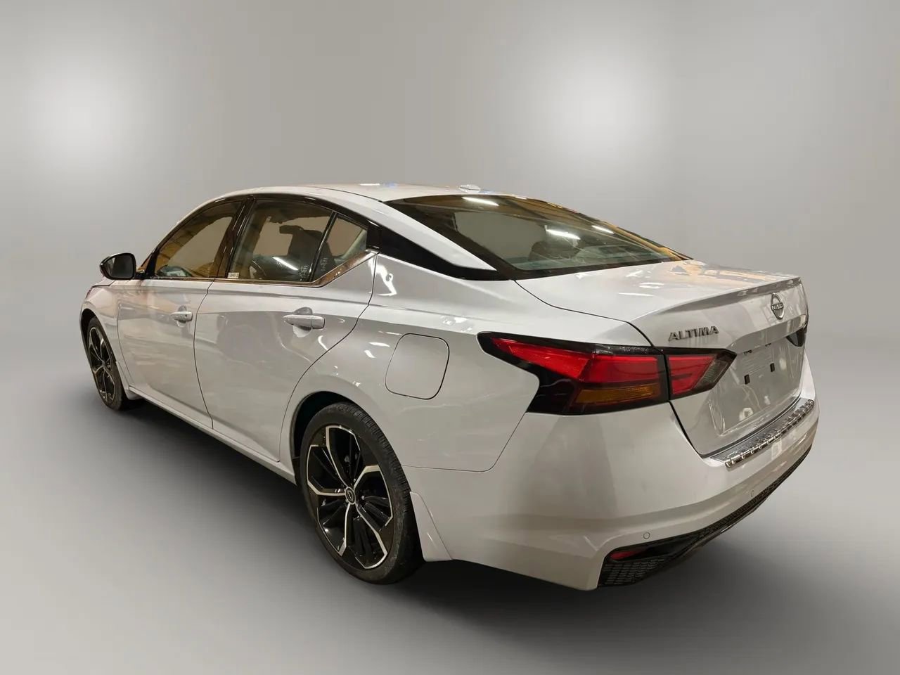 Used 2023 Nissan Altima 2.5 SR w/ SR Premium Package image 3