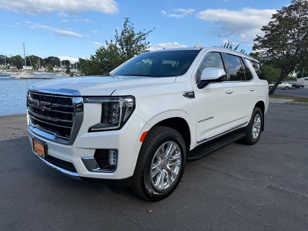Used 2024 GMC Yukon SLT w/ SLT Luxury Package image 1