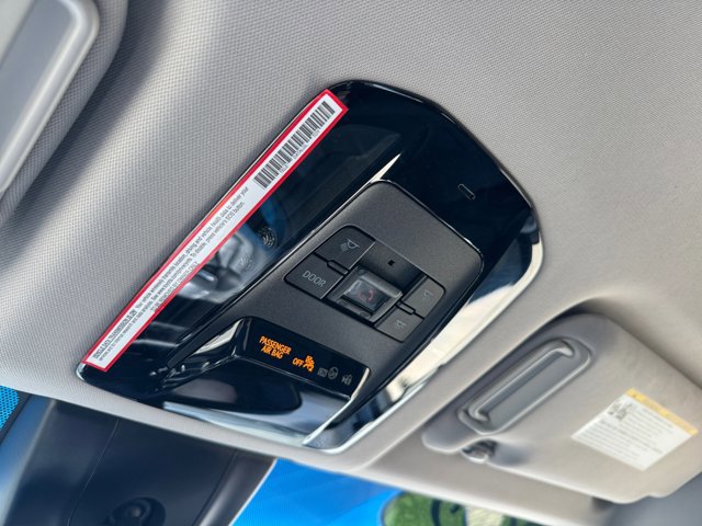 Used 2022 Toyota Venza LE AWD/4WD image 17