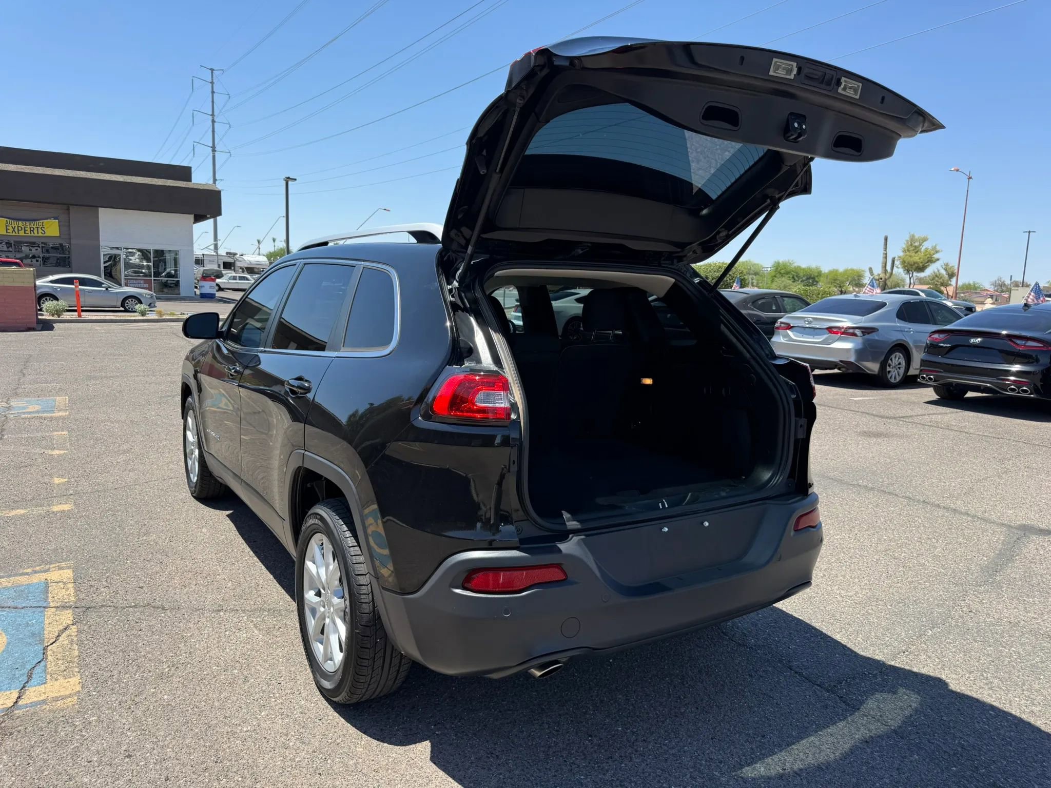 Used 2017 Jeep Cherokee Latitude w/ Safety/Convenience Group FWD image 45