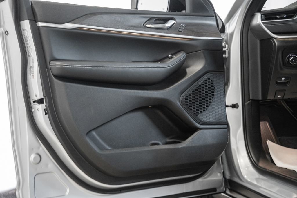 New 2025 Jeep Grand Cherokee L Limited w/ Luxury Tech Group II image 39