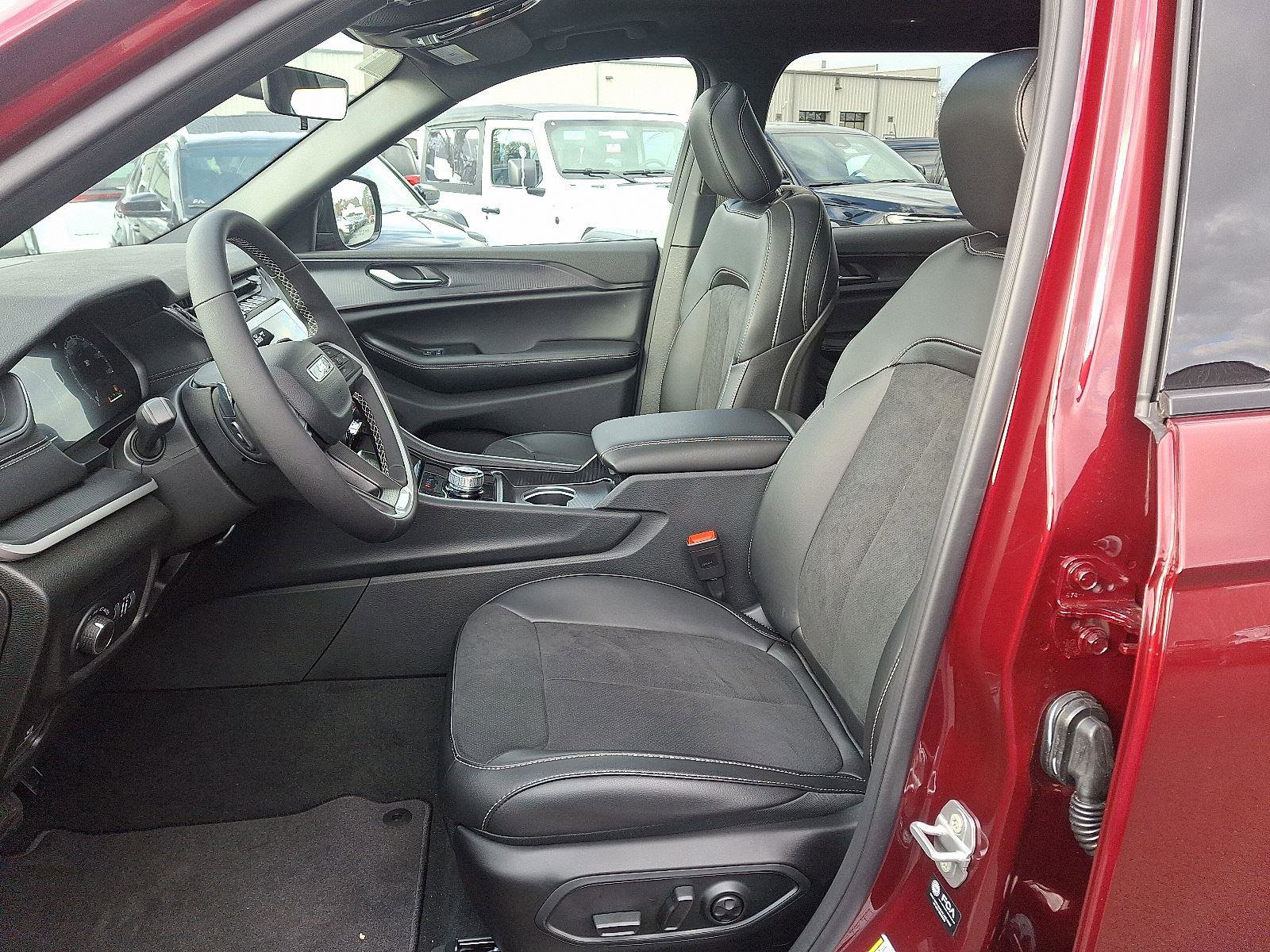 New 2025 Jeep Grand Cherokee L Altitude image 10