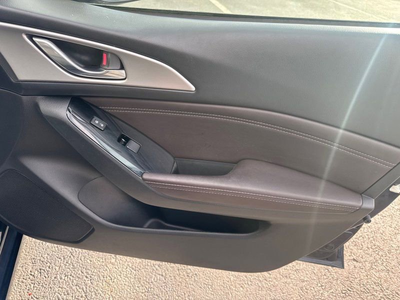 Used 2018 MAZDA MAZDA3 Touring image 25