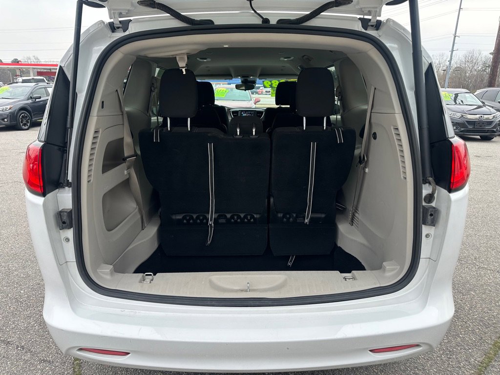Used 2023 Chrysler Voyager LX image 10