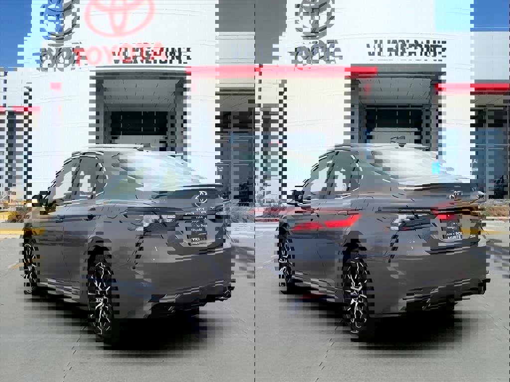 Used 2023 Toyota Camry SE image 3