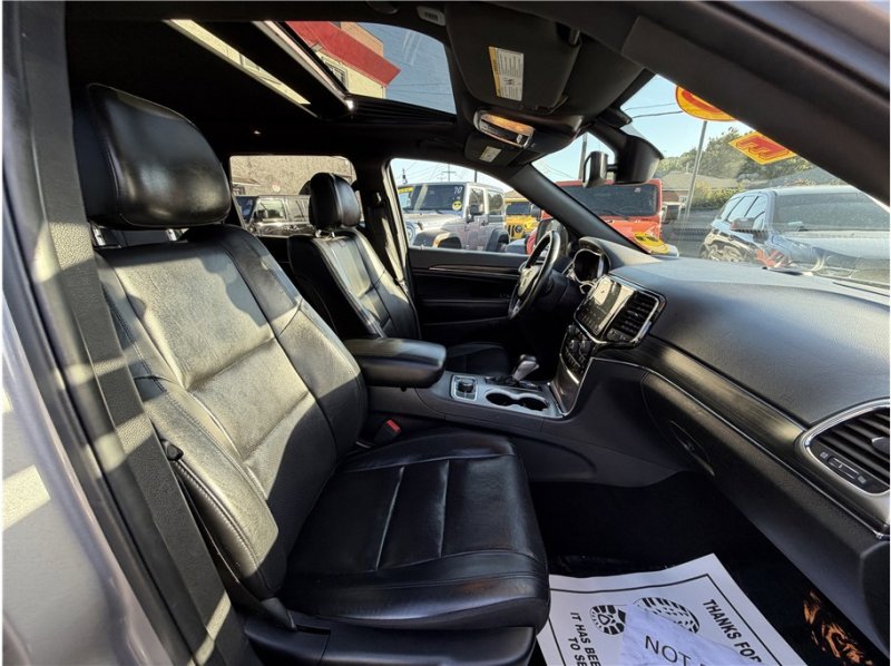 Used 2020 Jeep Grand Cherokee Limited w/ Luxury Group II image 32