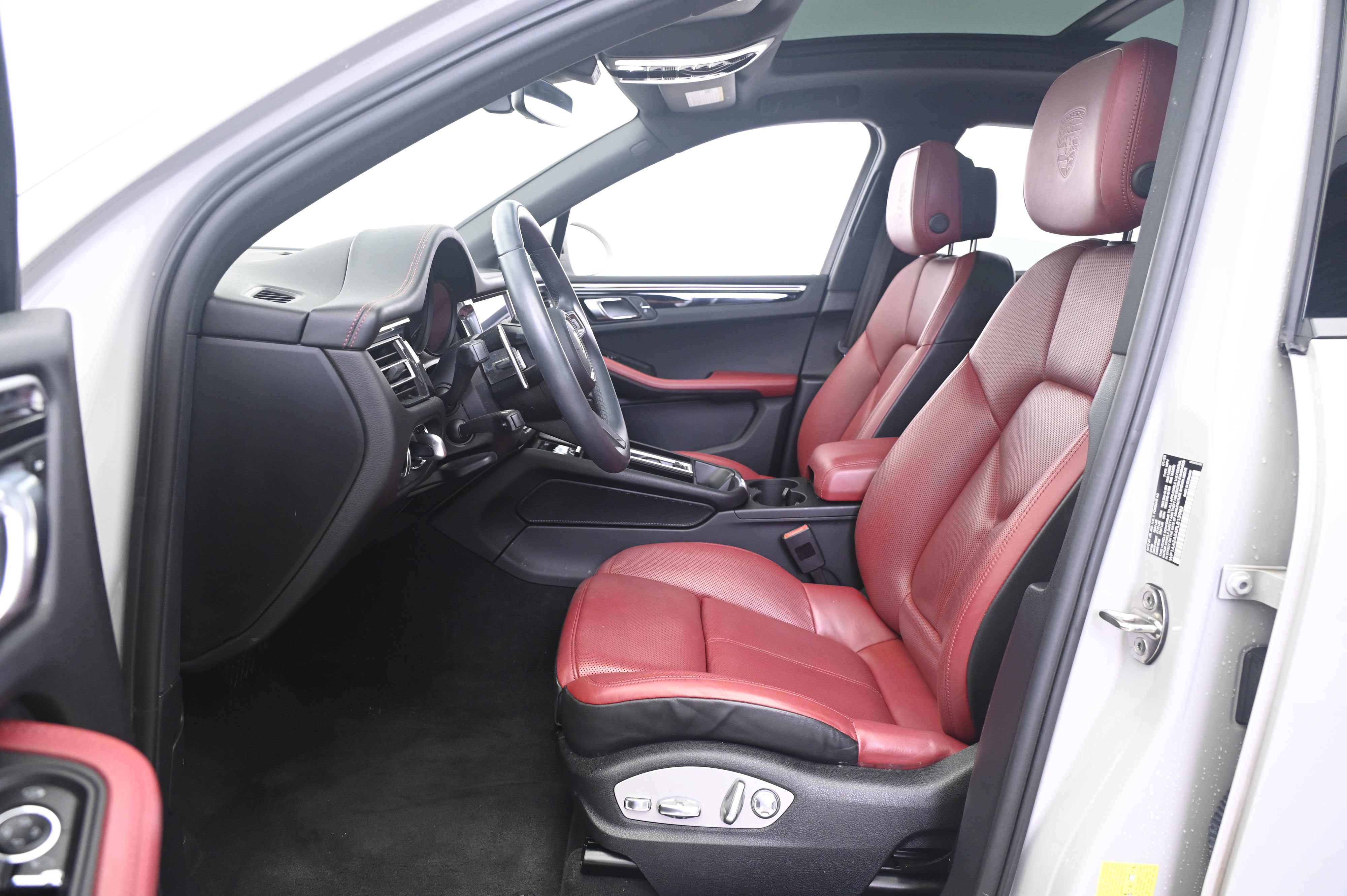 Certified 2023 Porsche Macan AWD/4WD image 29