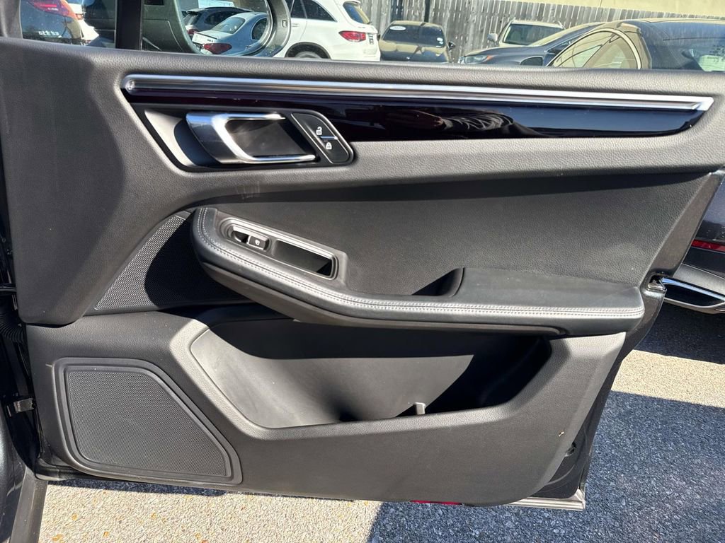 Used 2023 Porsche Macan Turbo image 12