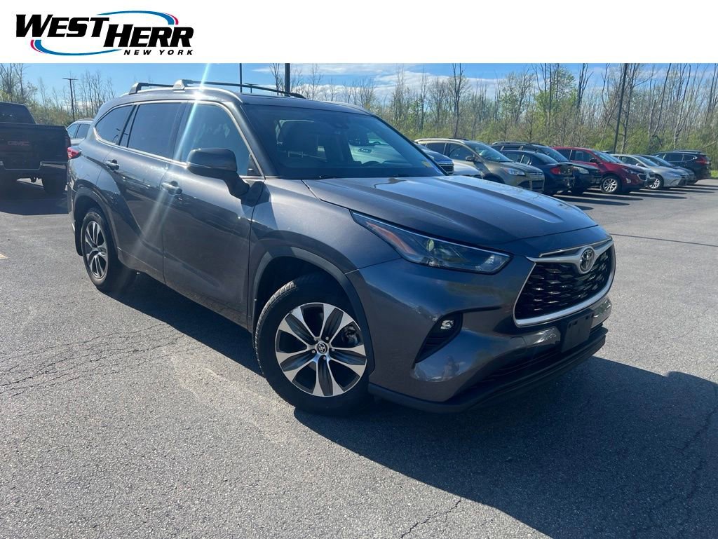 Used 2022 Toyota Highlander XLE AWD/4WD image 1