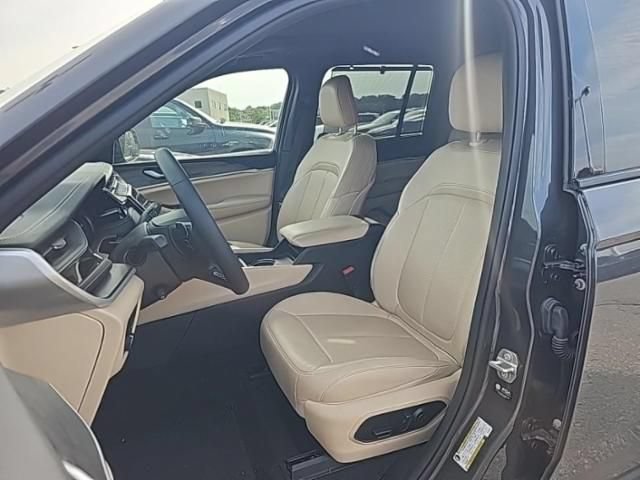 Used 2023 Jeep Grand Cherokee Limited w/ Luxury Tech Group II AWD/4WD image 3