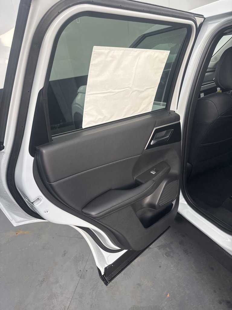 New 2025 Mitsubishi Outlander SE image 28