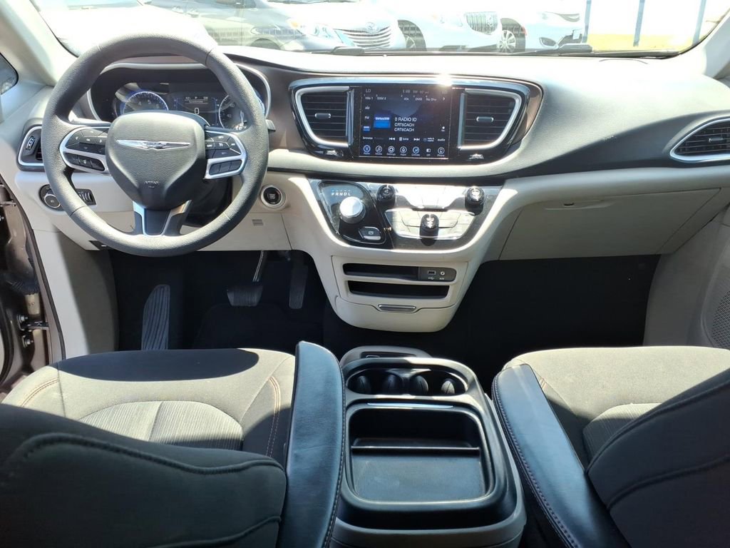 Used 2017 Chrysler Pacifica Touring Plus w/ Tire & Wheel Group FWD image 9