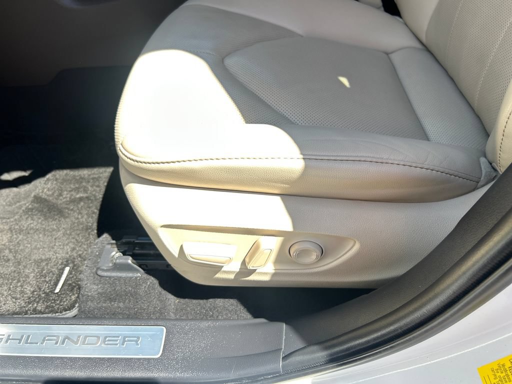 Certified 2021 Toyota Highlander Limited AWD/4WD image 31