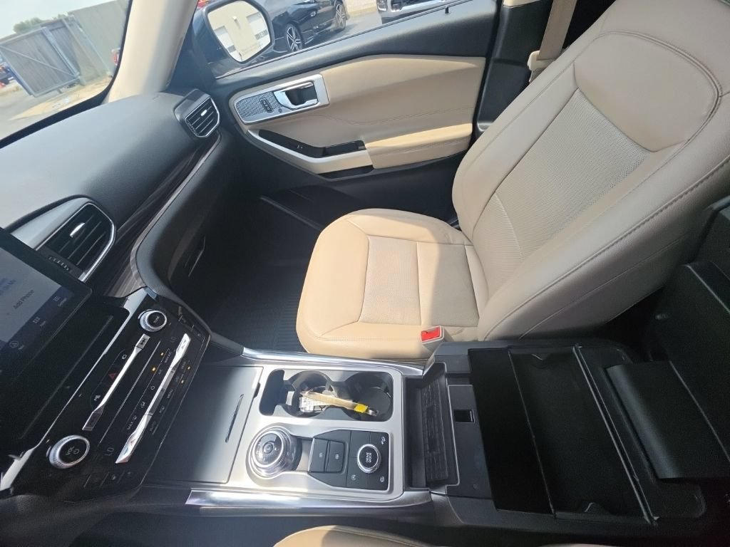 Used 2021 Ford Explorer Limited w/ Equipment Group 301A AWD/4WD image 24