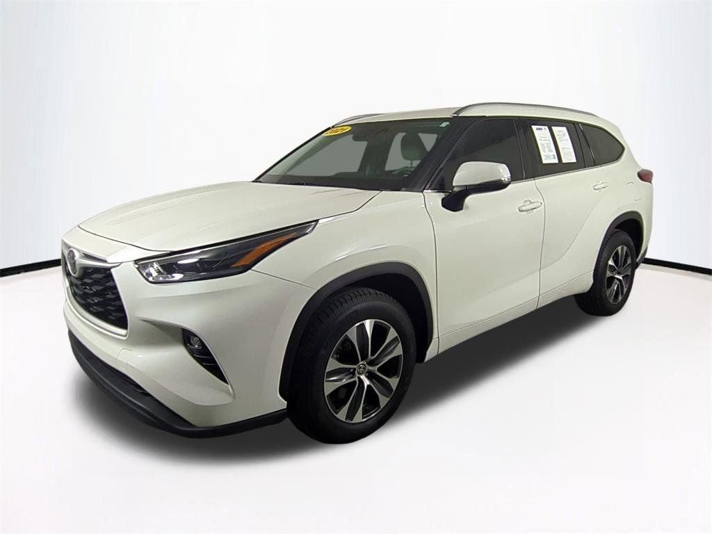 Used 2021 Toyota Highlander XLE image 9