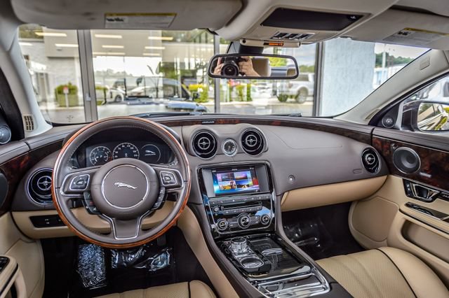 Used 2016 Jaguar XJ R-Sport RWD image 36