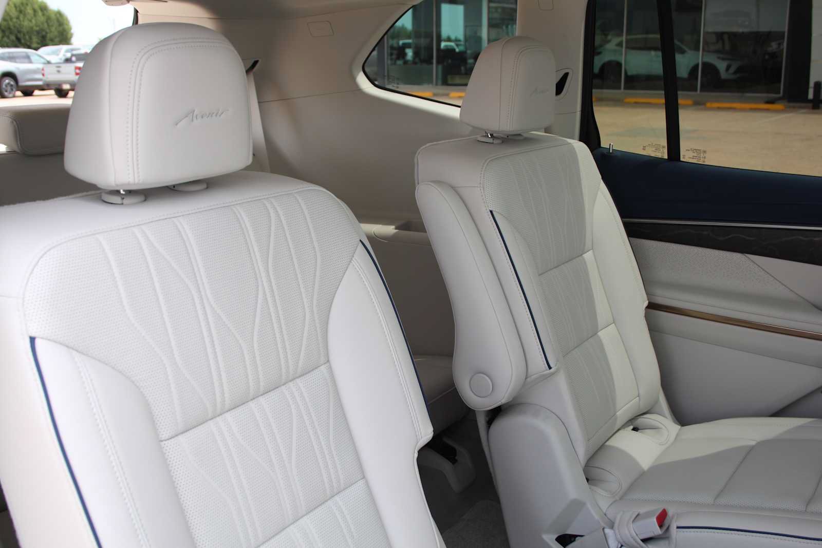 Used 2025 Buick Enclave Avenir AWD/4WD image 25