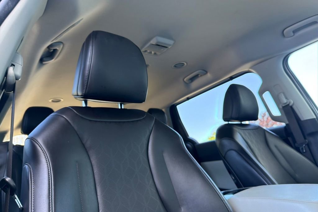 Used 2024 Kia Carnival EX FWD image 16