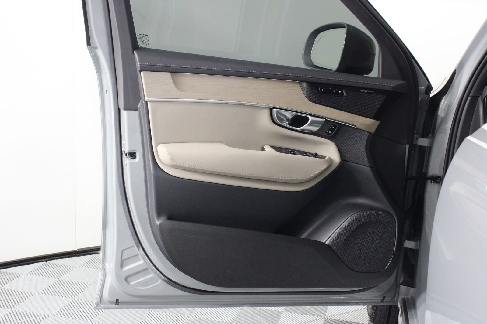 Certified 2026 Volvo XC90 B6 Plus w/ Protection Package Premier AWD/4WD image 17
