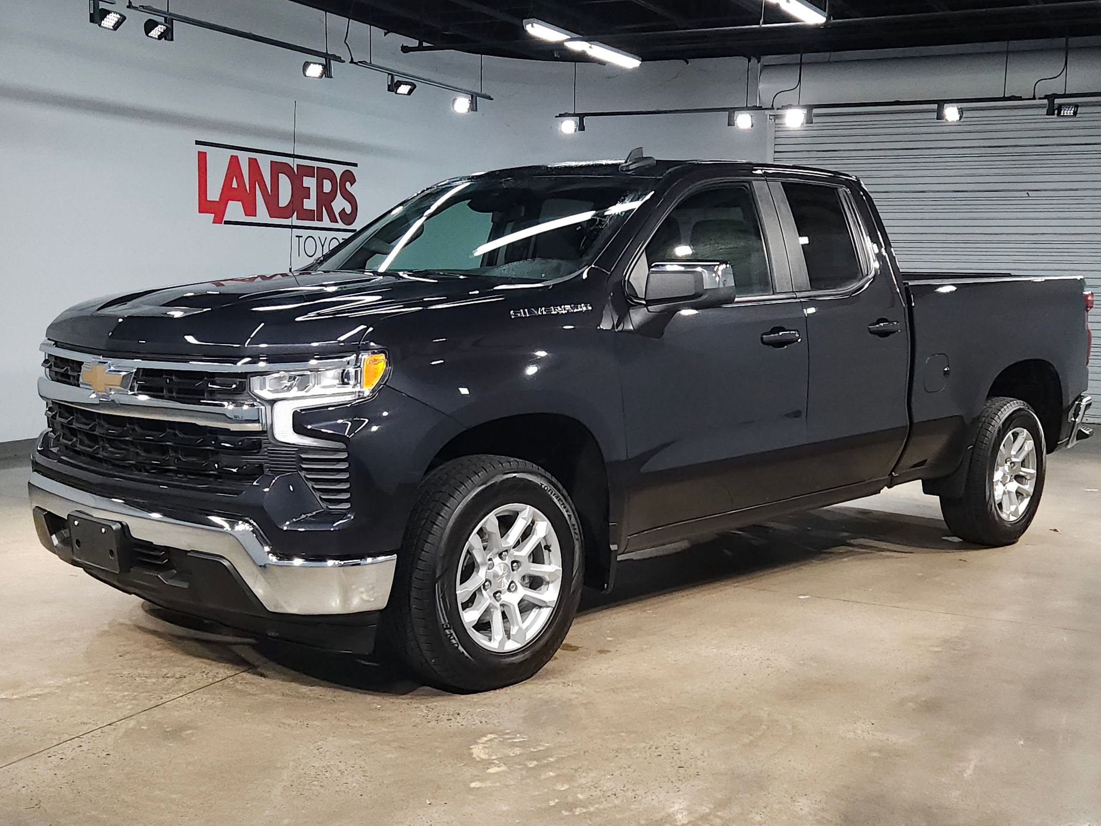 Used 2023 Chevrolet Silverado 1500 LT image 3