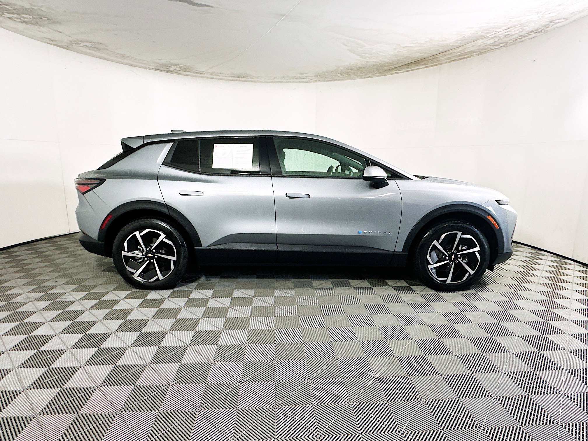 Used 2025 Chevrolet Equinox EV LT FWD image 2