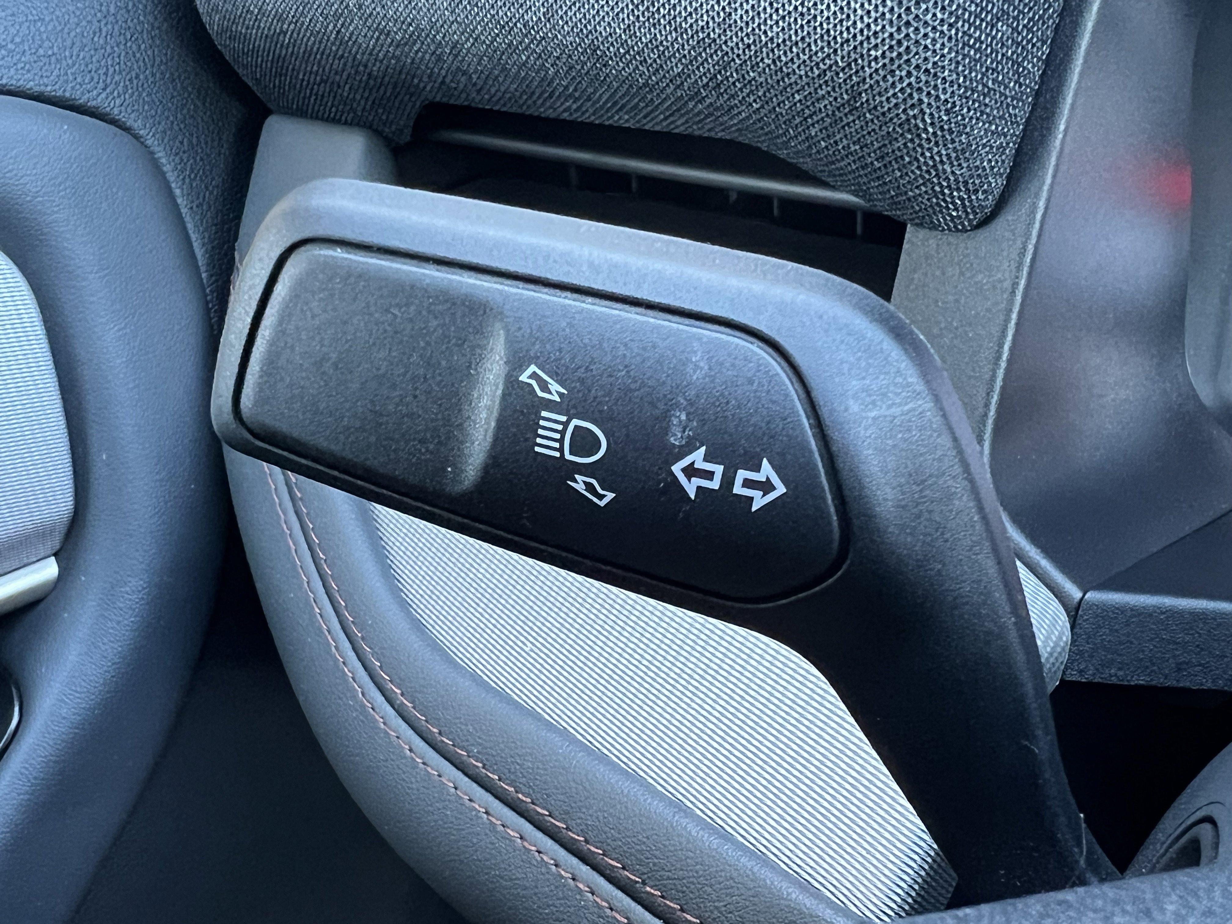 Used 2025 Ford Explorer Active AWD/4WD image 37