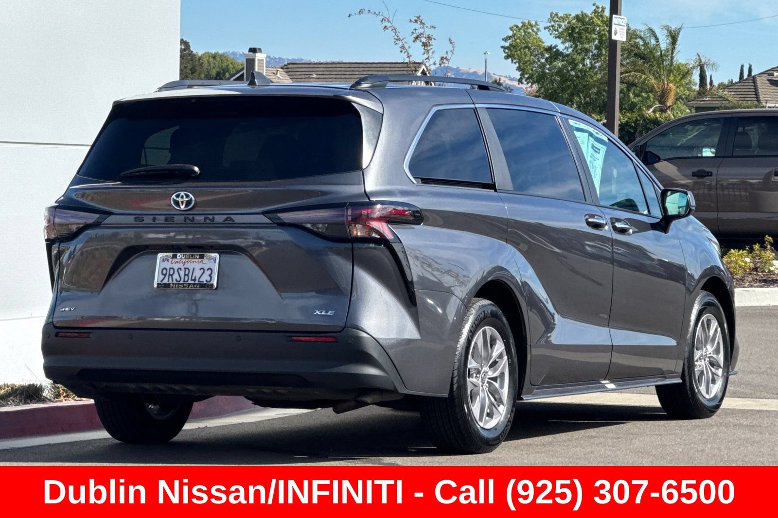 Used 2025 Toyota Sienna XLE FWD image 4