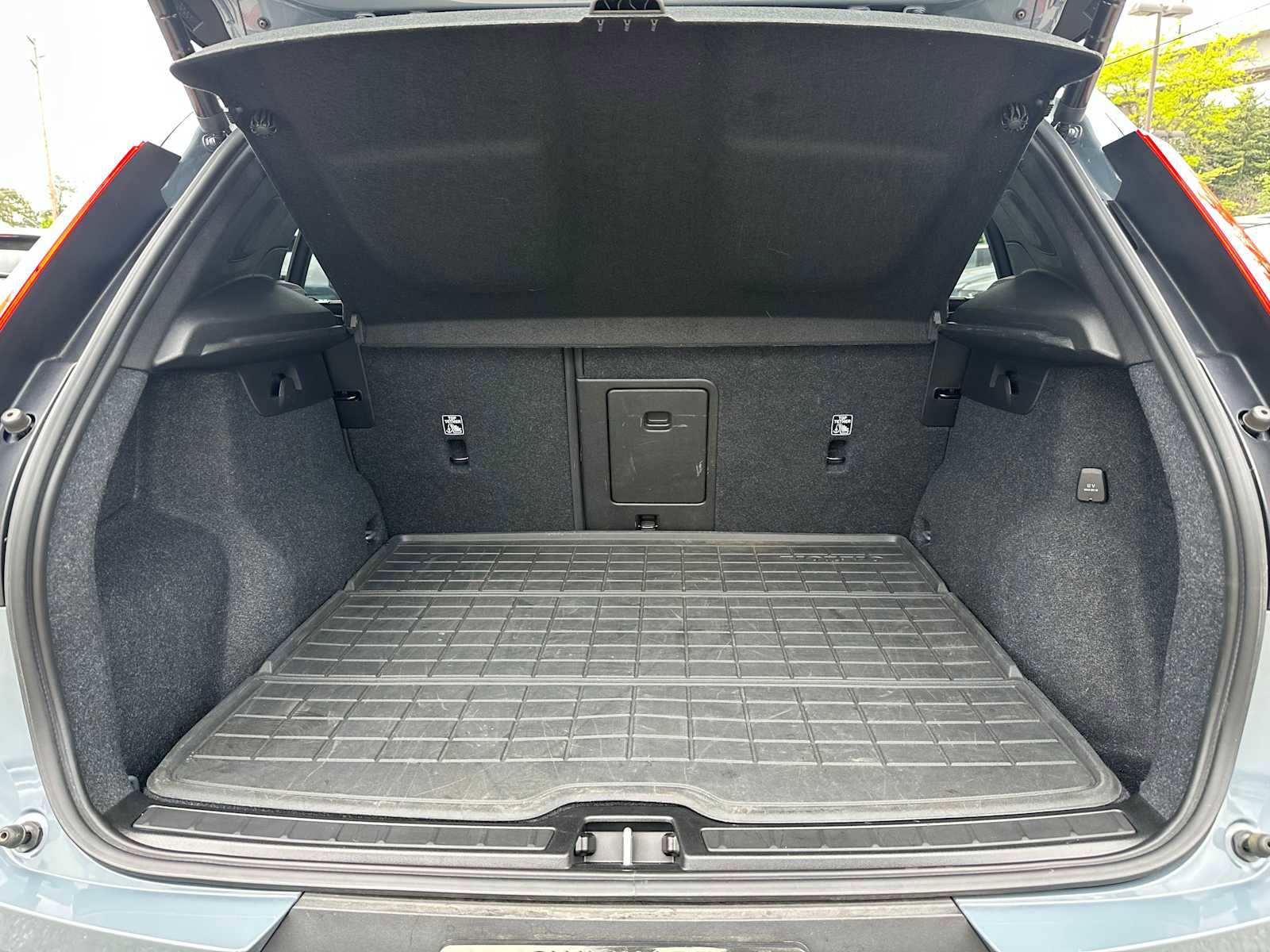 Used 2023 Volvo XC40 Recharge Plus w/ Protection Package Premier AWD/4WD image 15