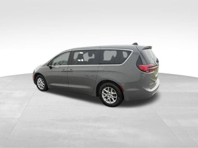 Used 2023 Chrysler Pacifica Touring-L FWD image 4
