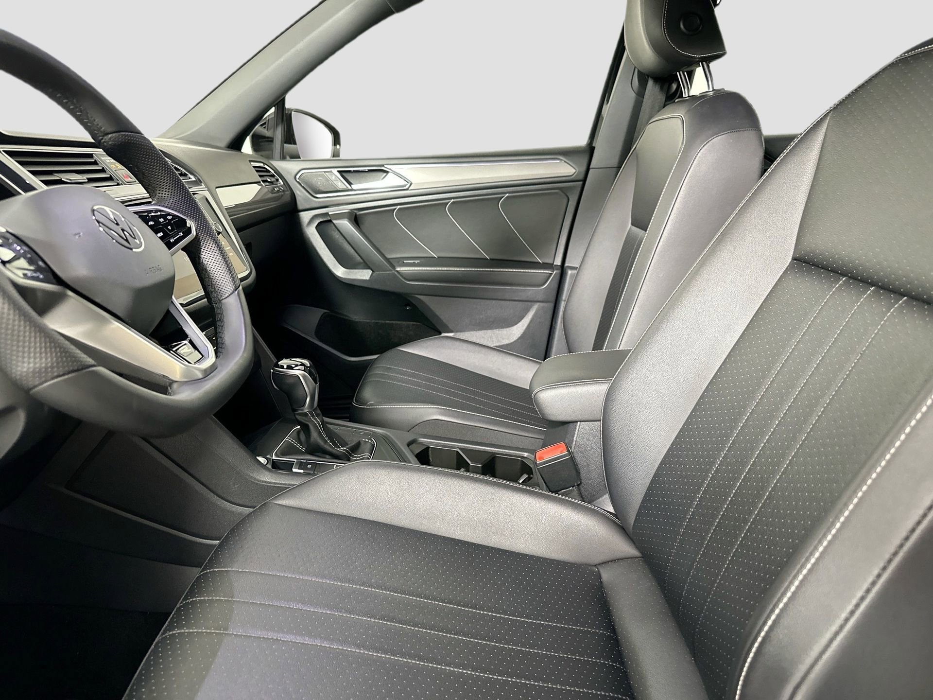 Certified 2022 Volkswagen Tiguan SE R-Line image 42